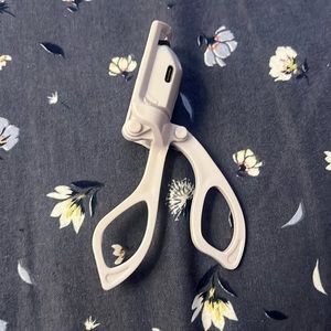 Eyelash curler